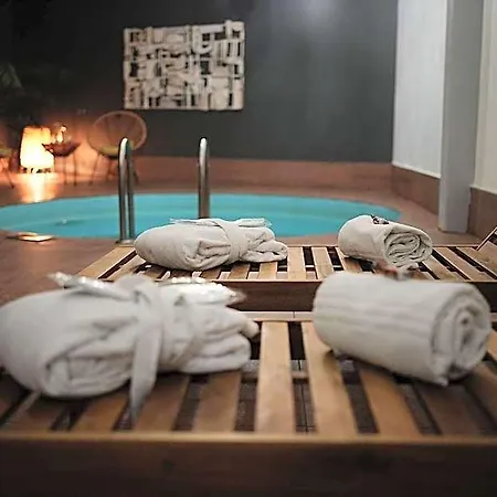 Navalis, Hotell